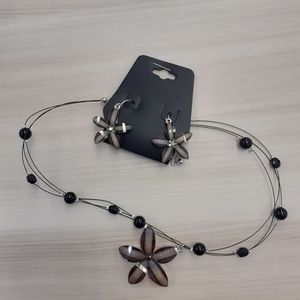2/$15 🌸Handmade Flower Necklace + Earrings